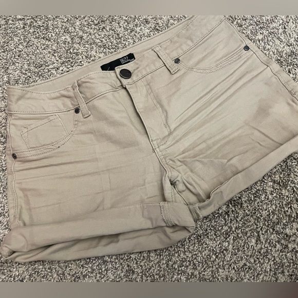 Khaki shorts - Picture 1 of 2